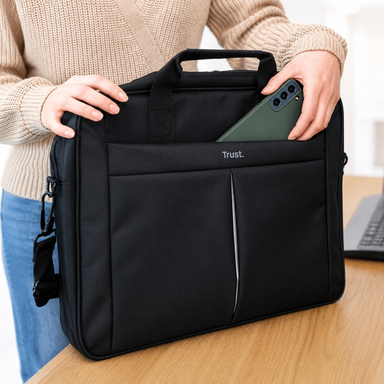 Bolso para Notebook Trust Primo 16" Max Ultra Liviano Black