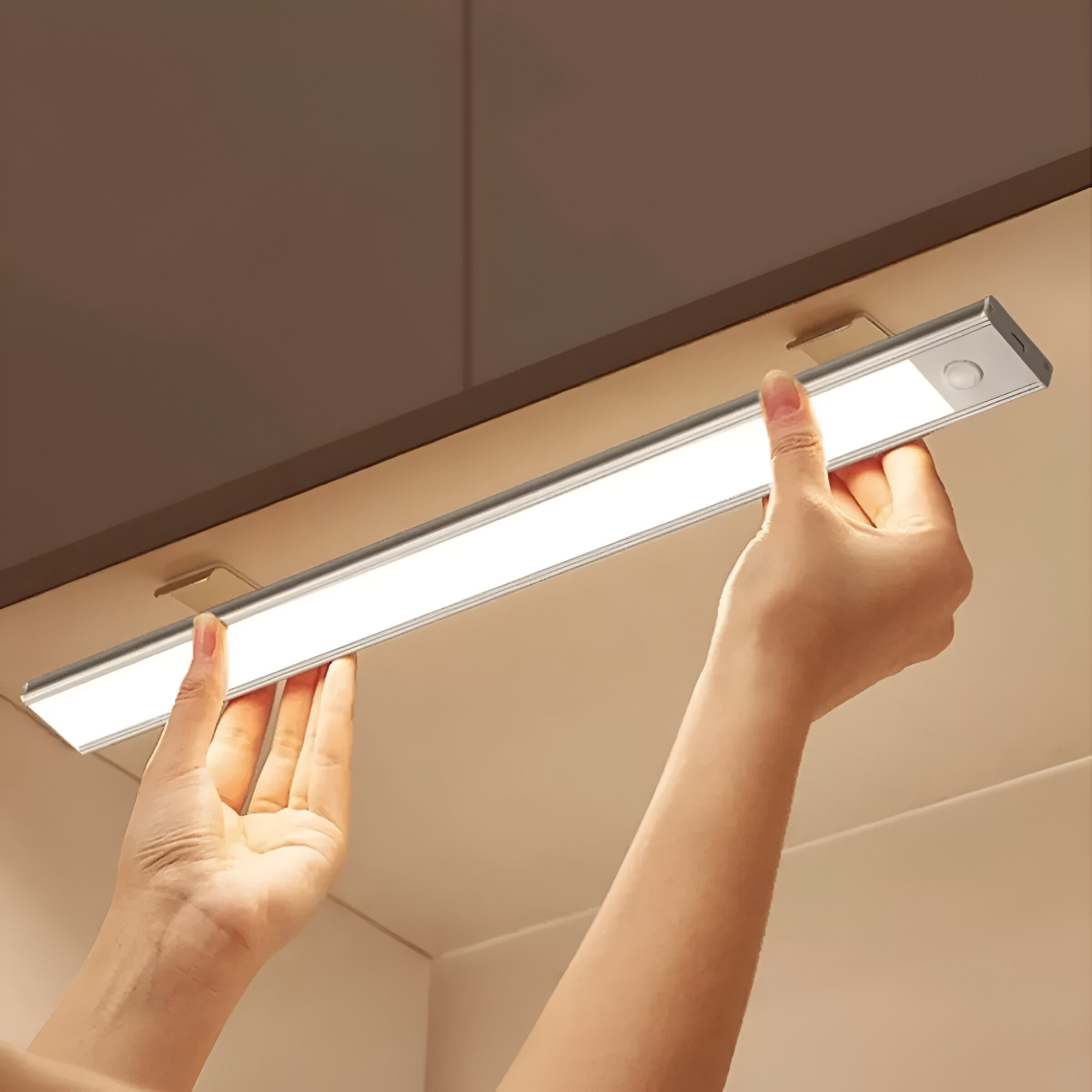 Barra LED Closet y Cocina + Sensor PIR Recargable USB-C D05